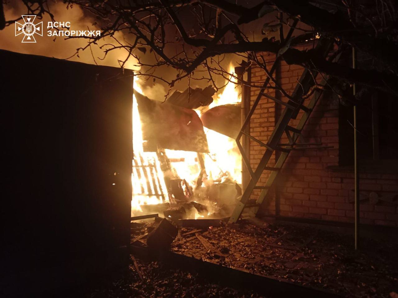 Росіяни вдарили по Запорізькому району: виникли пожежі, травмована жінка